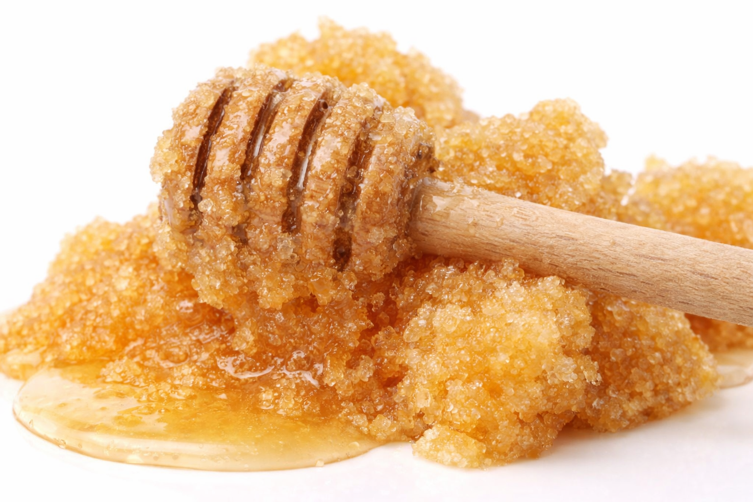 Frasco de miel cristalizada de forma natural como ejemplo educativo
