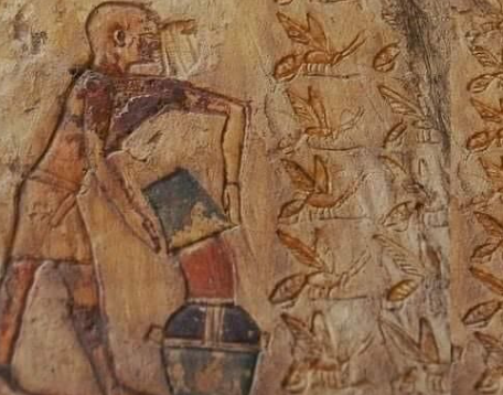 Relieve, mural o ilustración inspirada en la apicultura y el uso de la miel en el Antiguo Egipto